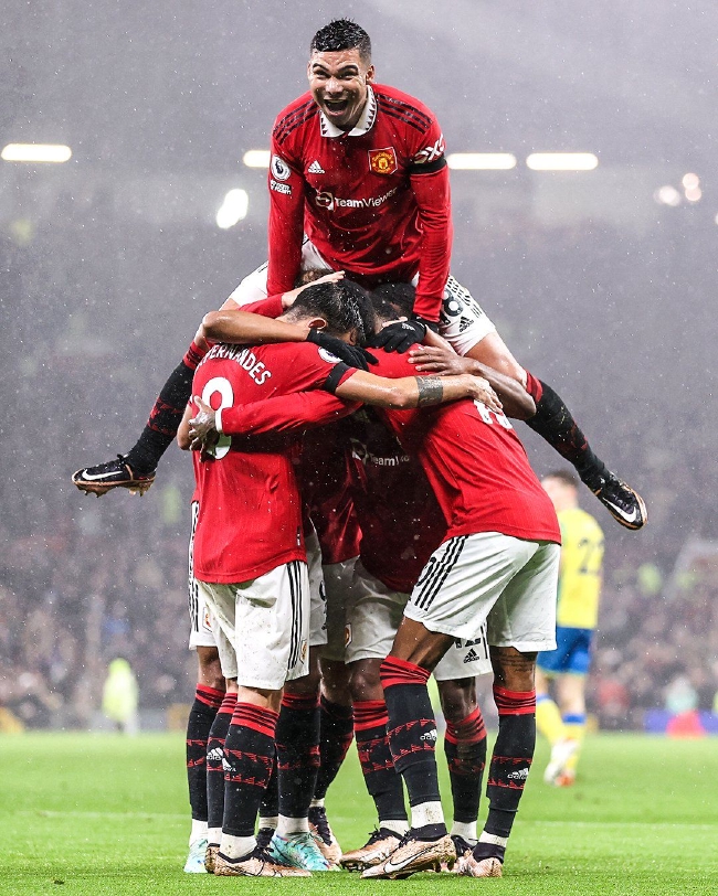 惺惺相惜！波波维奇找潘展乐签名 后者在其证件照签下中英文名